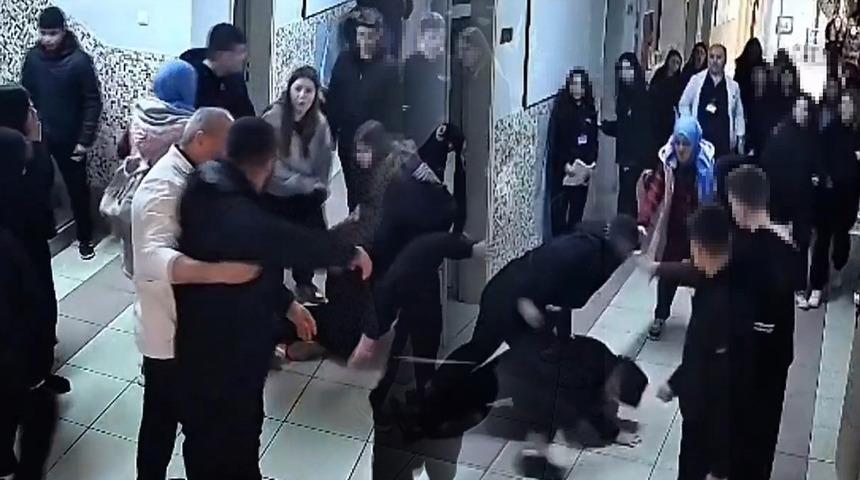 'Akran zorbalığı' iddiası felakete d&ouml;n&uuml;şt&uuml;: Milli halterci, okula gelip &ouml;ğrencileri darbetti!
