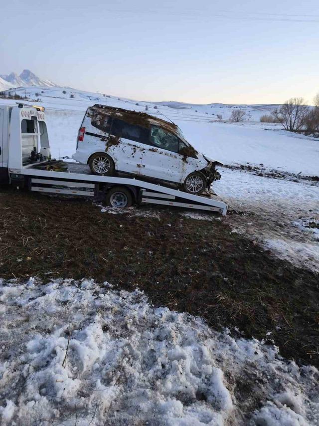 Niğde de korkun&ccedil; kaza! Ara&ccedil; takla attı, yaralılar var 2
