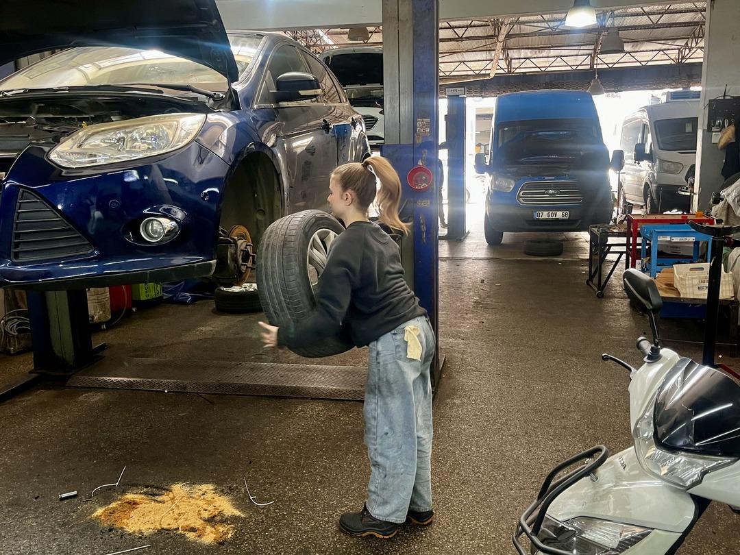 Sanayinin 17 yaşındaki kadın ustası: &Ouml;nce şaşırıp sonra tebrik ediyorlar 2