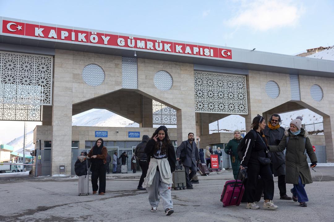 Hareketli g&ouml;r&uuml;nt&uuml;ler Van daki sınır kapısından: Ellerinde valizler, y&uuml;z ifadeleri dikkat &ccedil;ekici 1