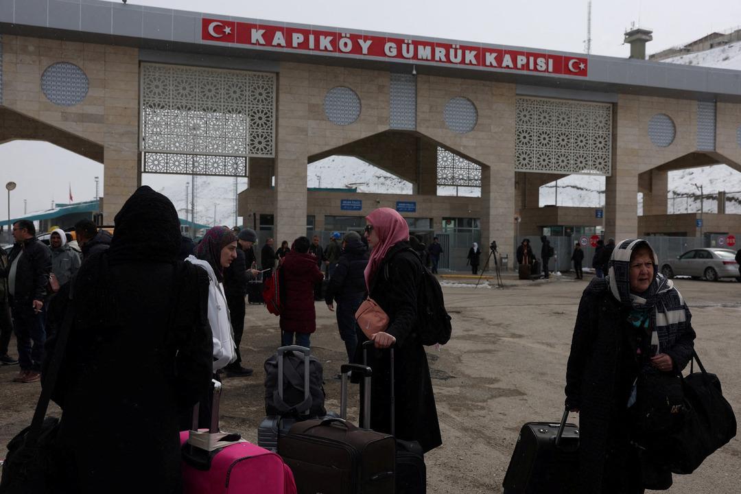 Hareketli g&ouml;r&uuml;nt&uuml;ler Van daki sınır kapısından: Ellerinde valizler, y&uuml;z ifadeleri dikkat &ccedil;ekici 2