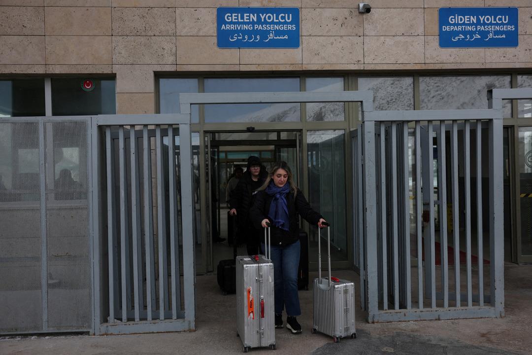 Hareketli g&ouml;r&uuml;nt&uuml;ler Van daki sınır kapısından: Ellerinde valizler, y&uuml;z ifadeleri dikkat &ccedil;ekici 3