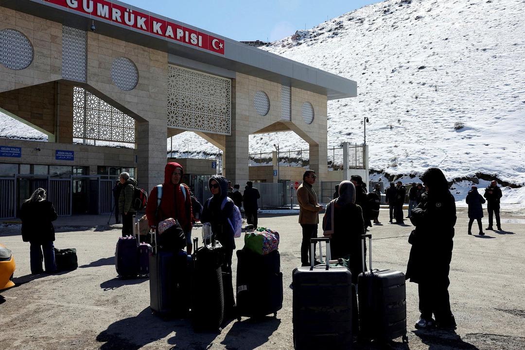 Hareketli g&ouml;r&uuml;nt&uuml;ler Van daki sınır kapısından: Ellerinde valizler, y&uuml;z ifadeleri dikkat &ccedil;ekici 4