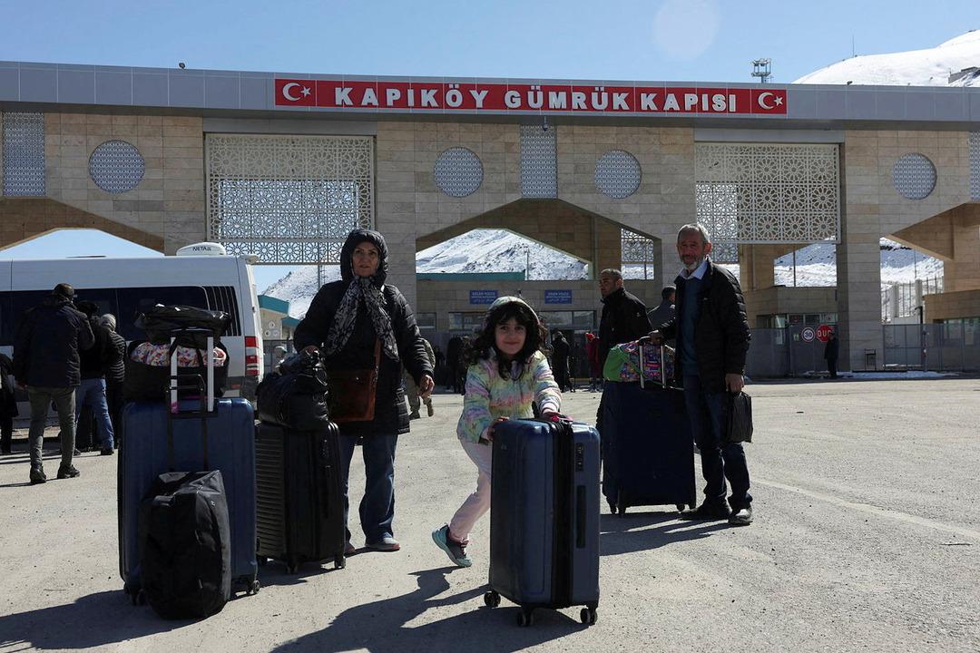 Hareketli g&ouml;r&uuml;nt&uuml;ler Van daki sınır kapısından: Ellerinde valizler, y&uuml;z ifadeleri dikkat &ccedil;ekici 6