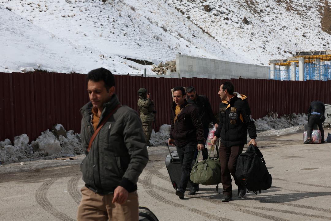 Hareketli g&ouml;r&uuml;nt&uuml;ler Van daki sınır kapısından: Ellerinde valizler, y&uuml;z ifadeleri dikkat &ccedil;ekici 9