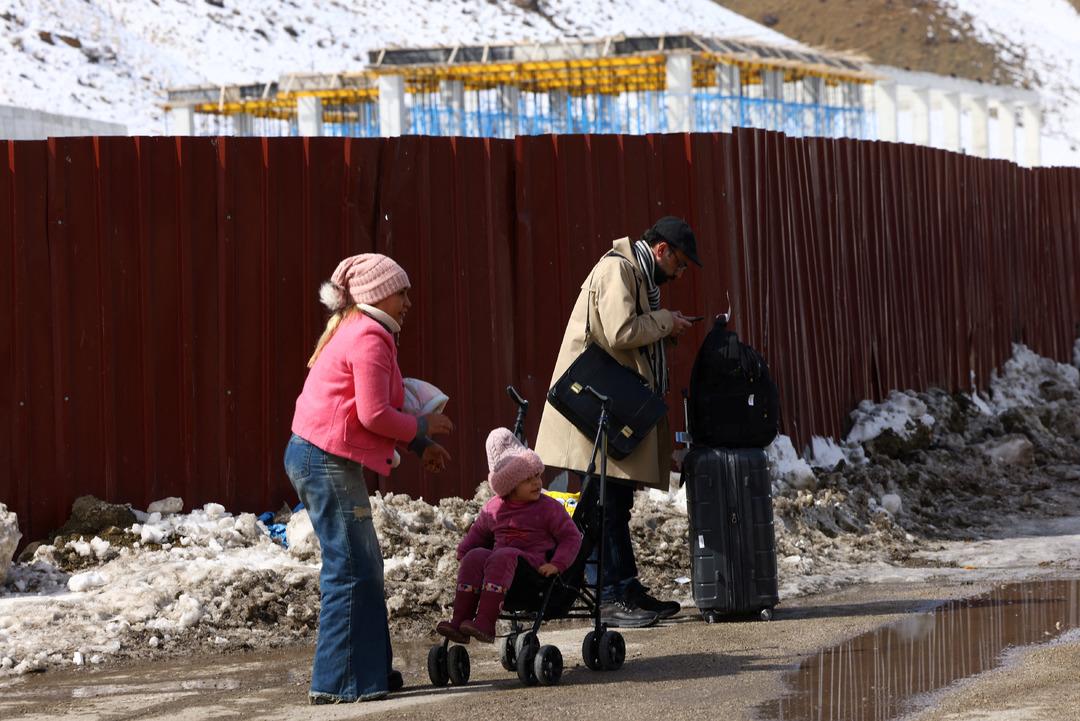 Hareketli g&ouml;r&uuml;nt&uuml;ler Van daki sınır kapısından: Ellerinde valizler, y&uuml;z ifadeleri dikkat &ccedil;ekici 11