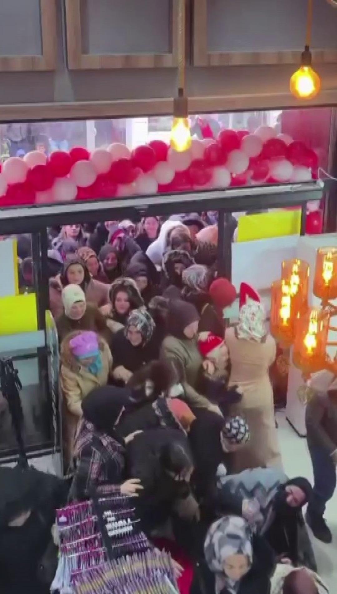 Mağaza a&ccedil;ılışında indirim izdihamı: Birbirlerini ezdiler! O anlar kameraya yansıdı 1