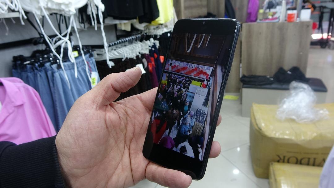 Mağaza a&ccedil;ılışında indirim izdihamı: Birbirlerini ezdiler! O anlar kameraya yansıdı 4