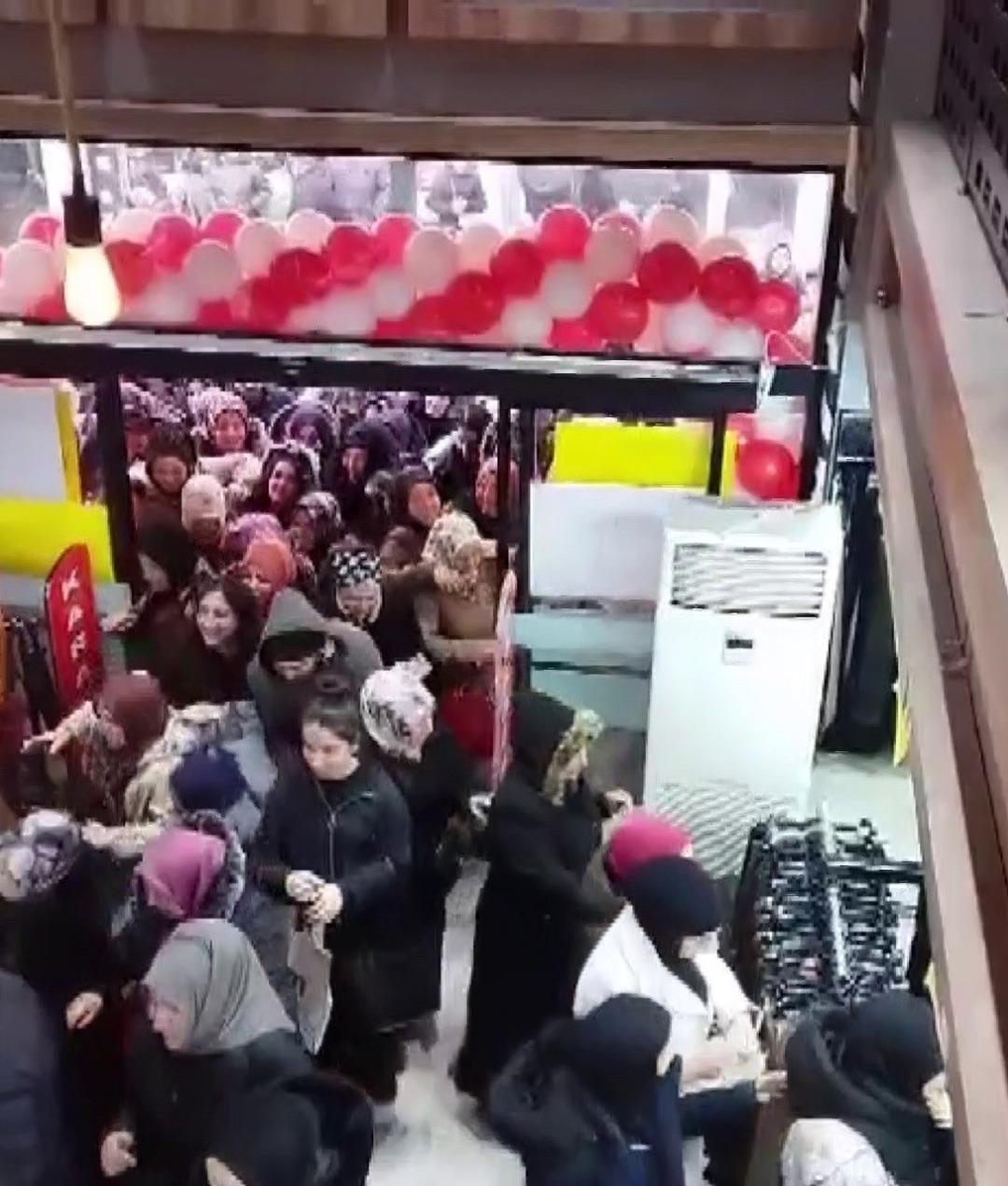 Mağaza a&ccedil;ılışında indirim izdihamı: Birbirlerini ezdiler! O anlar kameraya yansıdı 3