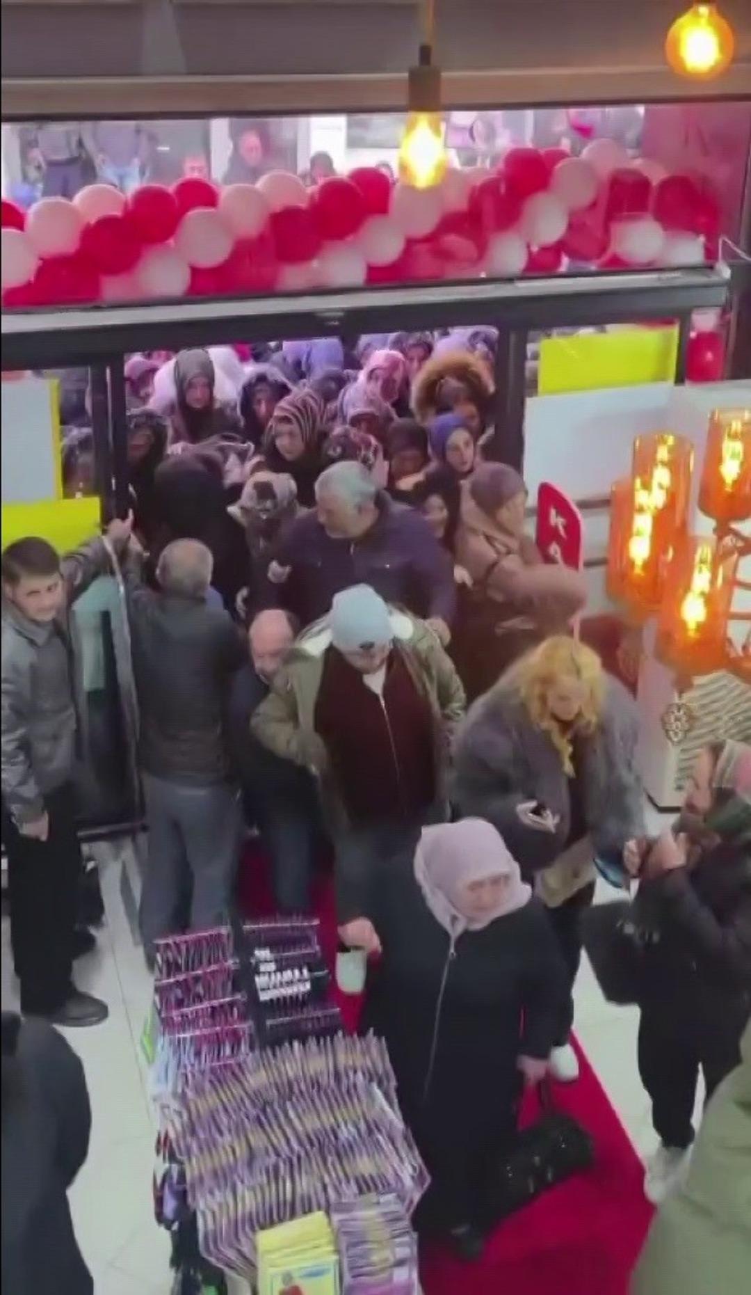 Mağaza a&ccedil;ılışında indirim izdihamı: Birbirlerini ezdiler! O anlar kameraya yansıdı 5