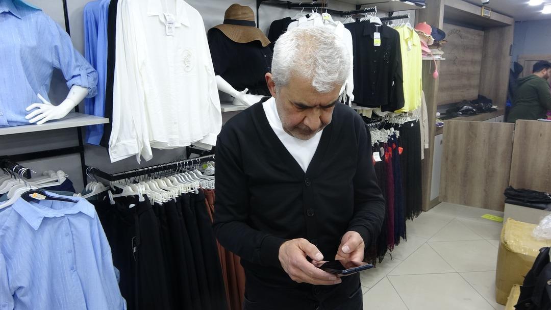 Mağaza a&ccedil;ılışında indirim izdihamı: Birbirlerini ezdiler! O anlar kameraya yansıdı 6