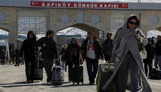 Hareketli g&ouml;r&uuml;nt&uuml;ler Van'daki sınır kapısından: Ellerinde valizler, y&uuml;z ifadeleri dikkat &ccedil;ekici