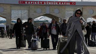 Hareketli görüntüler Van'daki sınır kapısından: Ellerinde valizler, yüz ifadeleri dikkat çekici