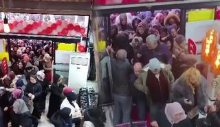 Mağaza a&ccedil;ılışında indirim izdihamı: Birbirini ezdiler! 