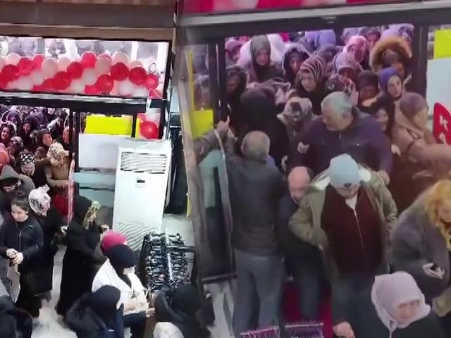 Mağaza a&ccedil;ılışında indirim izdihamı: Birbirlerini ezdiler!