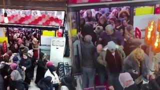 Mağaza açılışında indirim izdihamı: Birbirlerini ezdiler! O anlar kameraya yansıdı