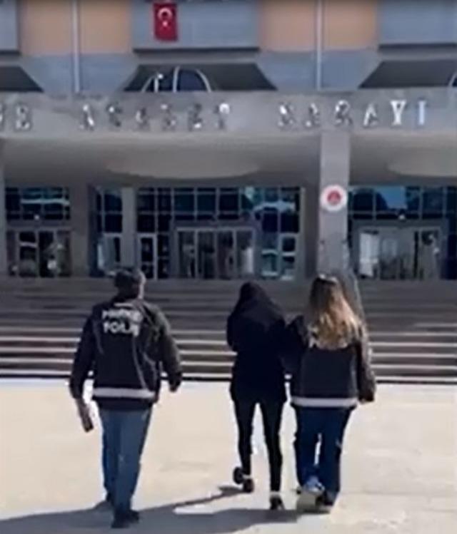 Kapıkule&rsquo;de ara&ccedil;taki gizli b&ouml;lmede 8 kilo 60 gram kokain ele ge&ccedil;irildi 4