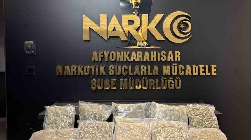 Polis kolilerle taşınan 9 kilogram uyuşturucu madde ele ge&ccedil;irdi