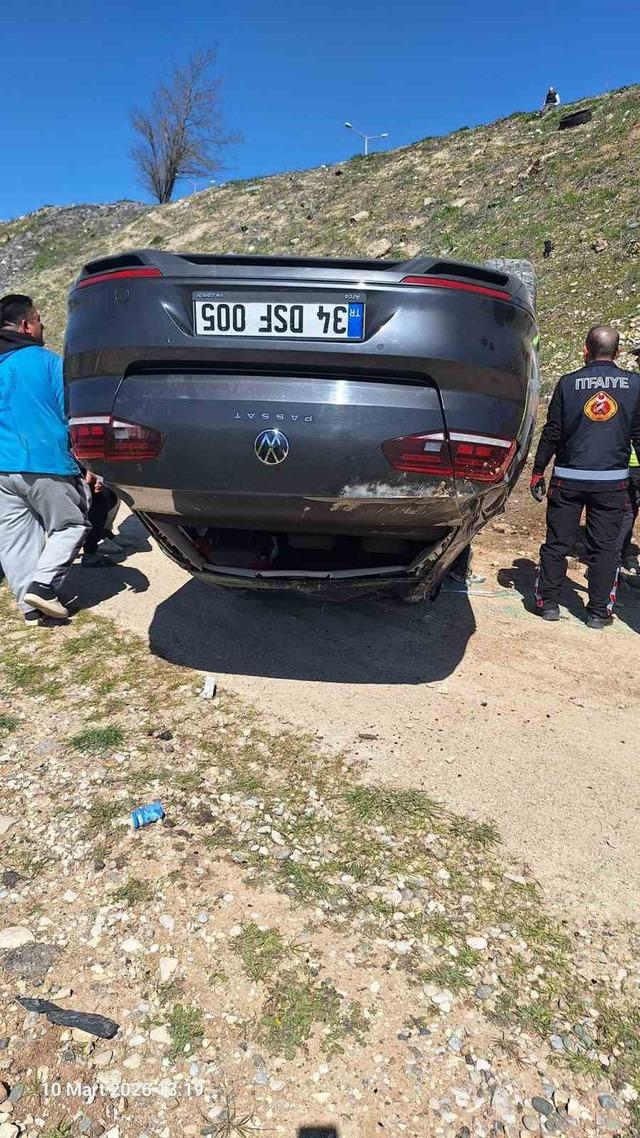 Otomobil u&ccedil;uruma yuvarlandı, s&uuml;r&uuml;c&uuml;y&uuml; itfaiye kurtardı 3