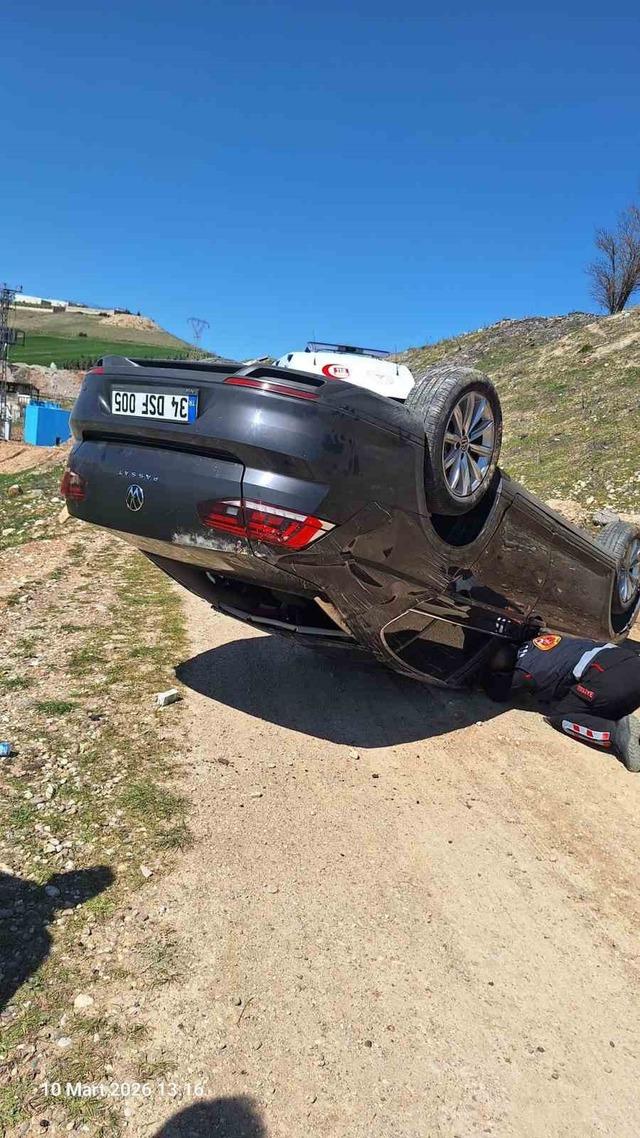 Otomobil u&ccedil;uruma yuvarlandı, s&uuml;r&uuml;c&uuml;y&uuml; itfaiye kurtardı 2