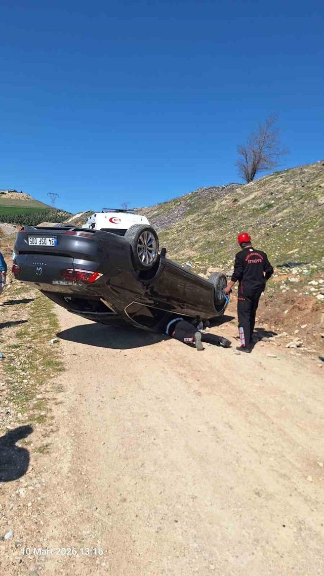 Otomobil u&ccedil;uruma yuvarlandı, s&uuml;r&uuml;c&uuml;y&uuml; itfaiye kurtardı 1