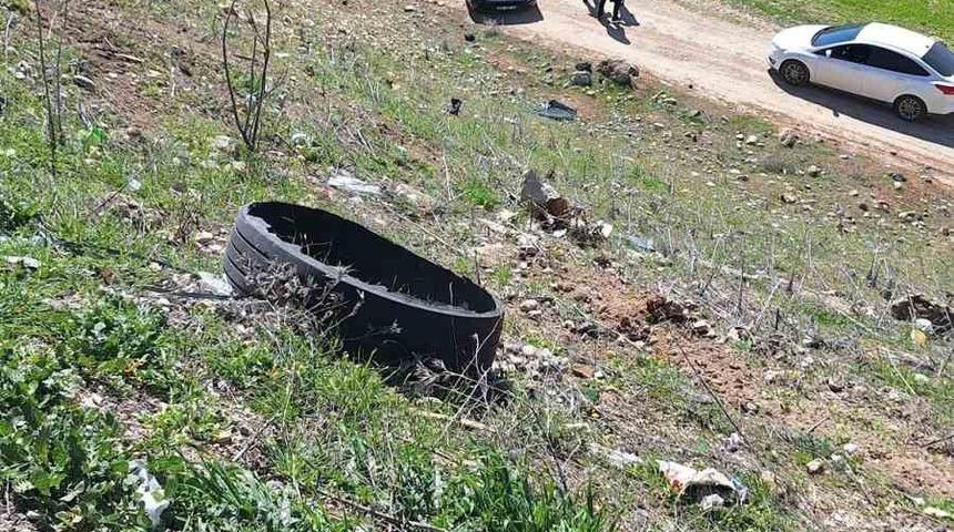 Otomobil u&ccedil;uruma yuvarlandı, s&uuml;r&uuml;c&uuml;y&uuml; itfaiye kurtardı