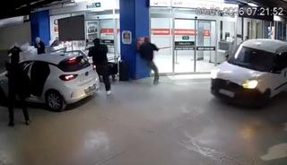 Uzun namlulu silahlarla geldiler, 20 milyon lirayı alıp ka&ccedil;tılar