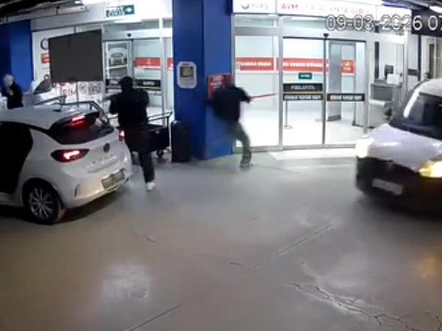 Uzun namlulu silahlarla geldiler, 20 milyon lirayı alıp ka&ccedil;tılar