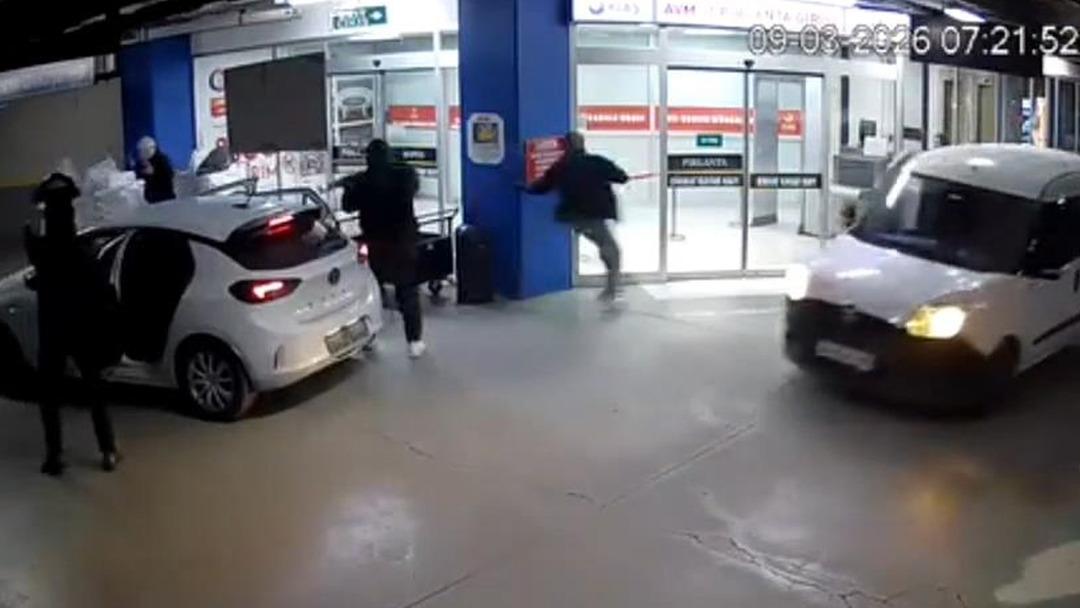 Kuyumcukent te filmleri aratmayacak hırsızlık! Uzun namlulu silahlarla geldiler, 20 milyon lirayı alıp ka&ccedil;tılar 1