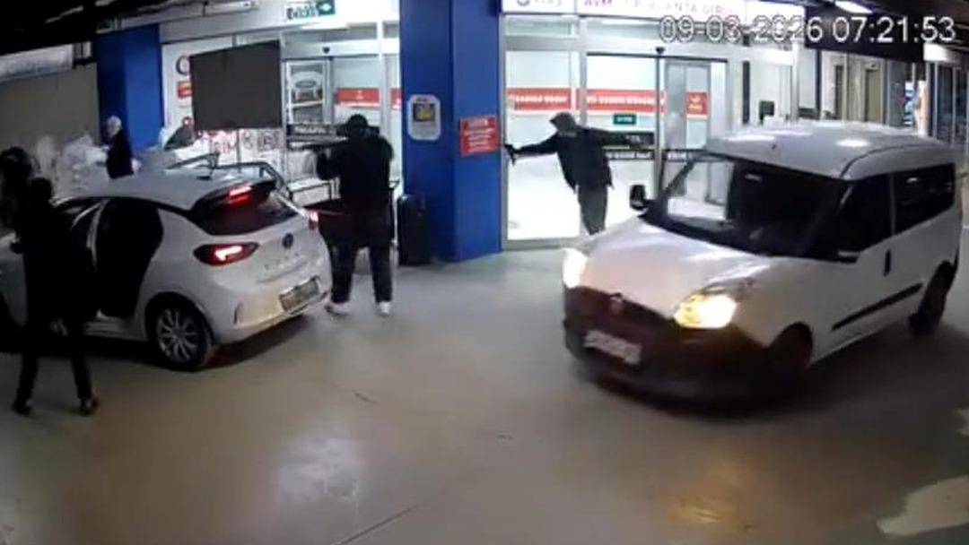Kuyumcukent te filmleri aratmayacak hırsızlık! Uzun namlulu silahlarla geldiler, 20 milyon lirayı alıp ka&ccedil;tılar 2