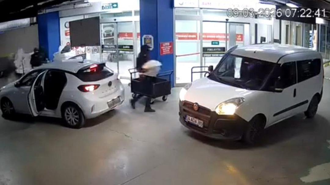 Kuyumcukent te filmleri aratmayacak hırsızlık! Uzun namlulu silahlarla geldiler, 20 milyon lirayı alıp ka&ccedil;tılar 3