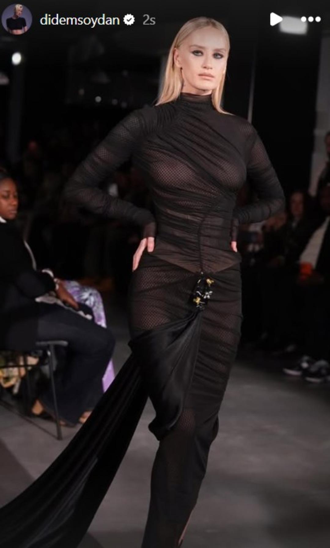 Didem Soydan bu defa baştan aşağı transparan! Podyumda cesur y&uuml;r&uuml;y&uuml;ş 1