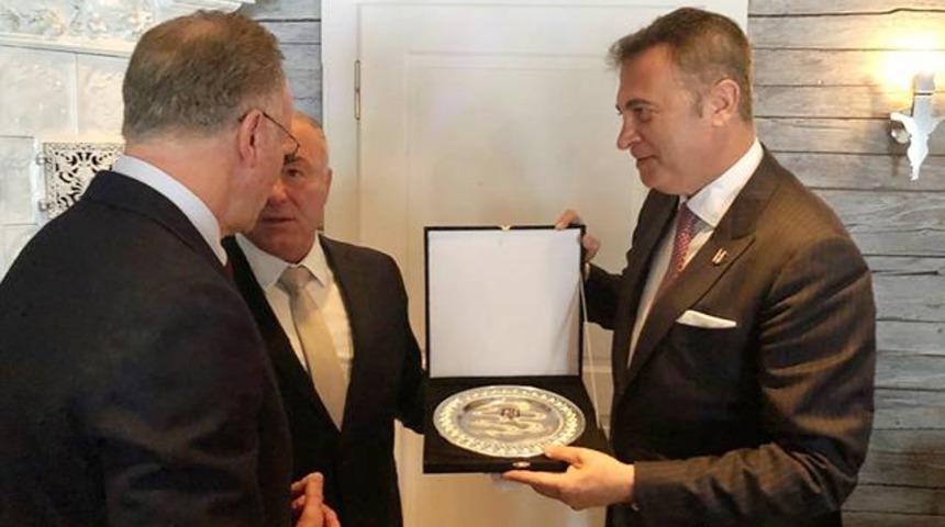 Beşiktaş ve Bayern M&uuml;nih y&ouml;neticileri dostluk yemeği yedi