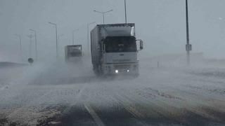 Güzeldere Geçidi’nde tipi trafiği olumsuz etkiliyor