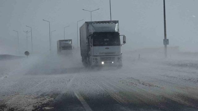 Güzeldere Geçidi’nde tipi trafiği olumsuz etkiliyor