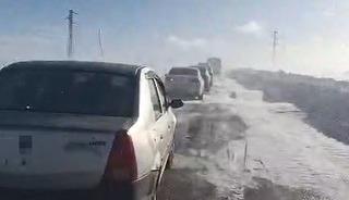 Kars-G&ouml;le yolunda onlarca ara&ccedil; mahsur kaldı