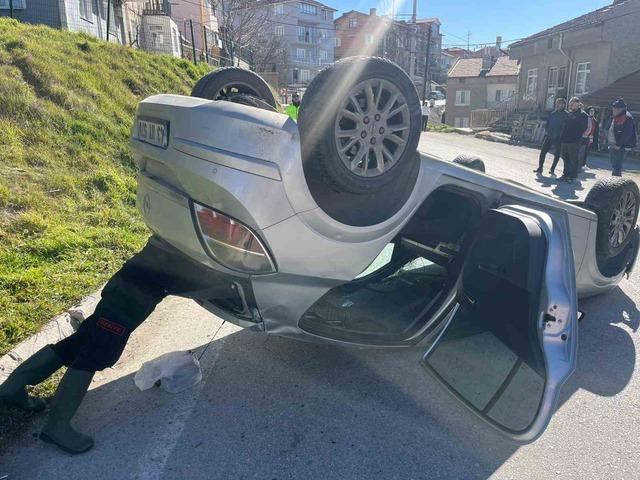 K&uuml;tahya&rsquo;da otomobil takla attı: 1 yaralı 3