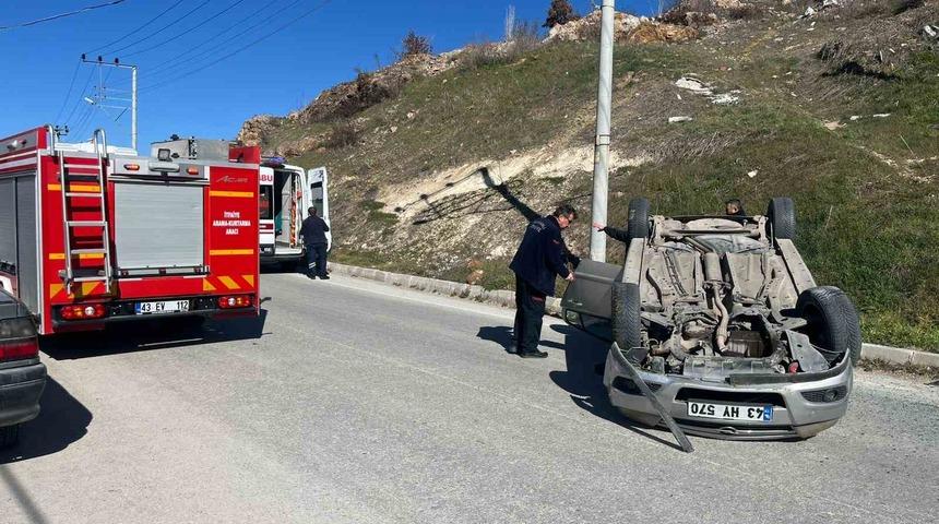K&uuml;tahya&rsquo;da otomobil takla attı: 1 yaralı