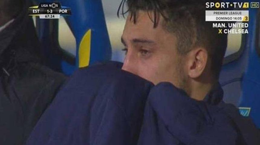 Alex Telles g&ouml;zyaşlarını tutamadı!