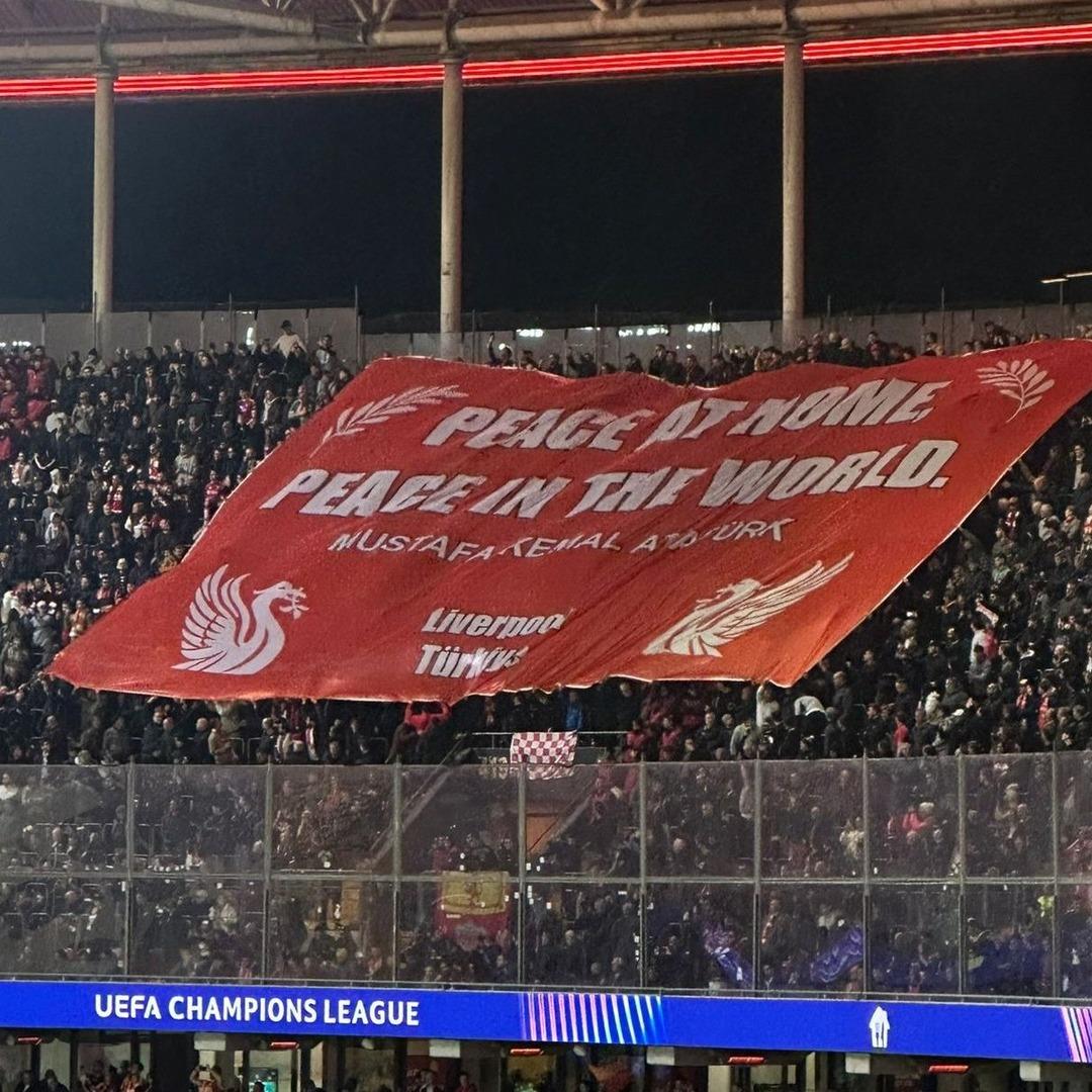 Osimhen i h&uuml;ng&uuml;r h&uuml;ng&uuml;r ağlatan pankart! "Biz bir aileyiz ve aile her şeydir" 4