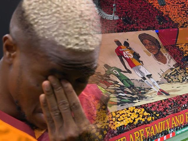 Osimhen'i ağlatan pankart! "Biz bir aileyiz ve aile her şeydir"