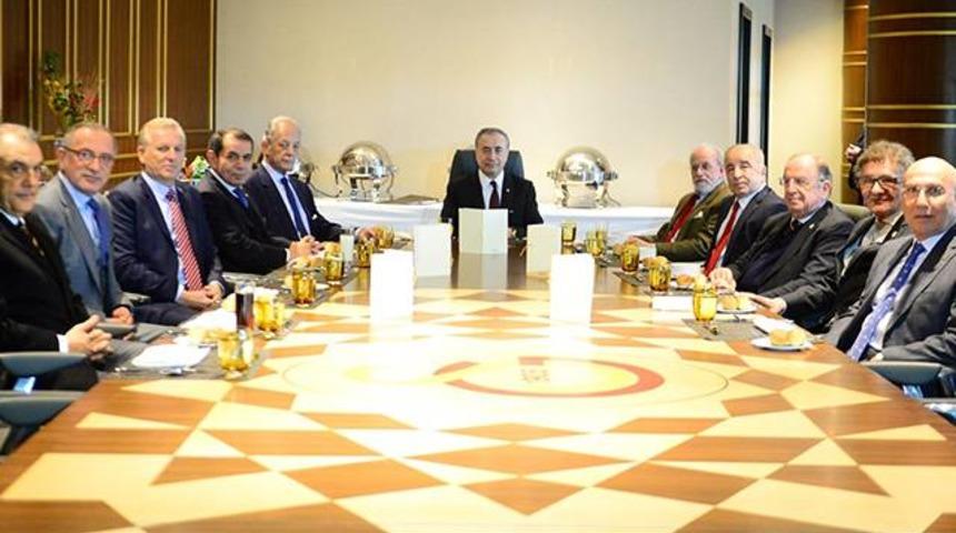 Galatasaray'da eski başkanlar bir araya geldi