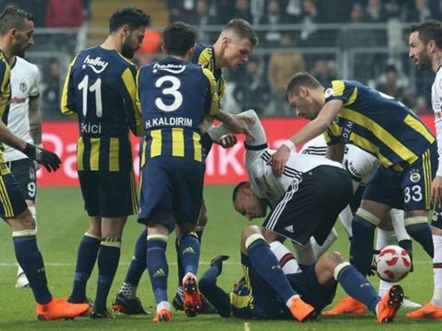 Beşiktaş-Fenerbahçe maçında yumruklar konuştu