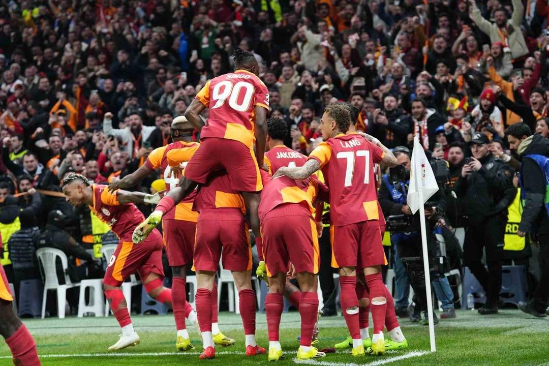Galatasaray Liverpool u bir kez daha ge&ccedil;ti!  İstanbul Laneti  İngilizleri esir aldı 1