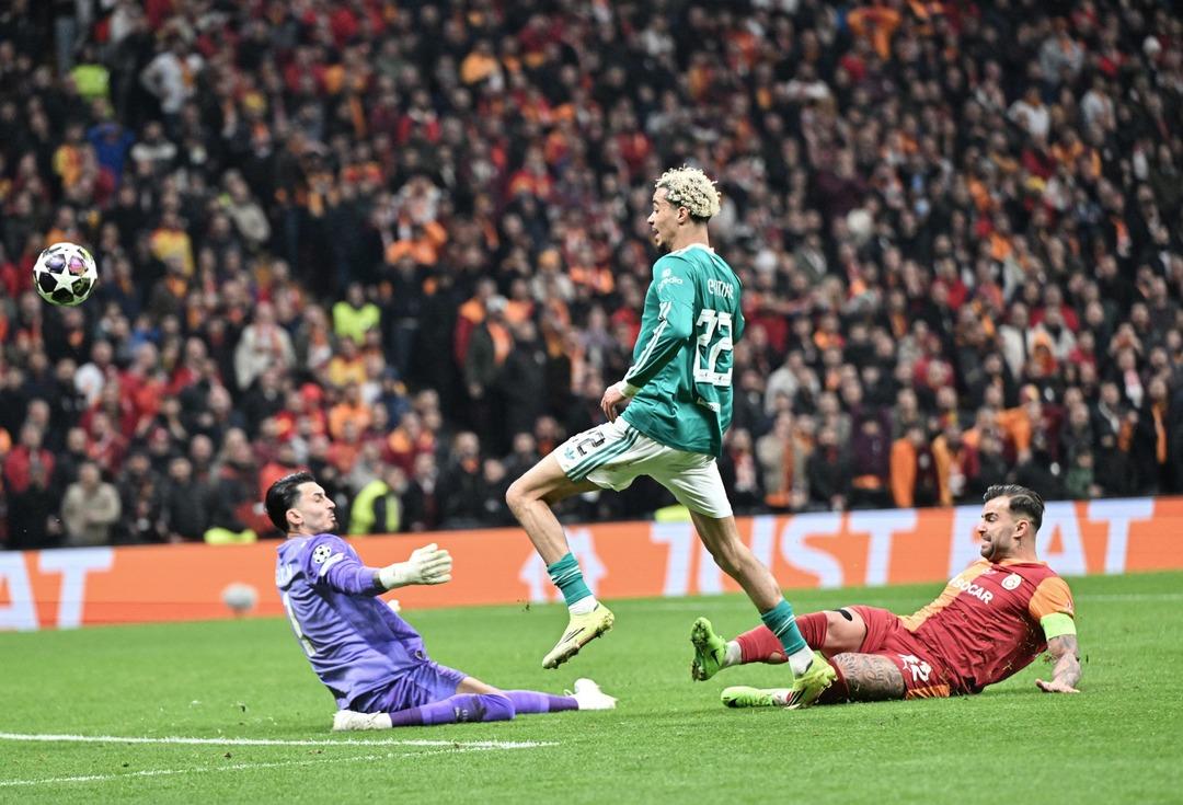 Galatasaray Liverpool u bir kez daha ge&ccedil;ti!  İstanbul Laneti  İngilizleri esir aldı 2