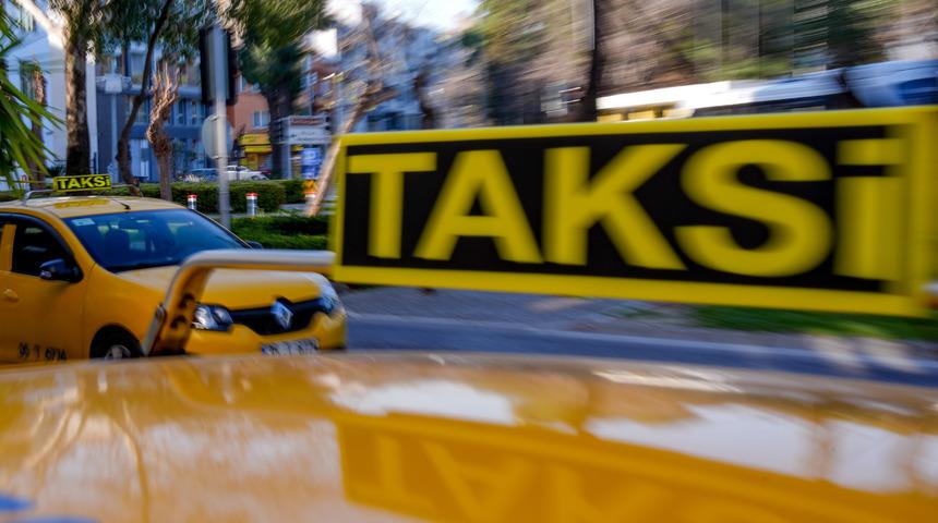 İzmir'de &ouml;ld&uuml;r&uuml;len taksi şof&ouml;r&uuml; i&ccedil;in meslektaşlarından konvoylu tepki