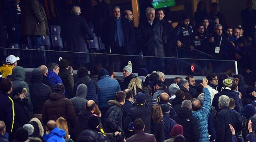 Fenerbah&ccedil;e taraftarı y&ouml;netimi istifaya davet etti
