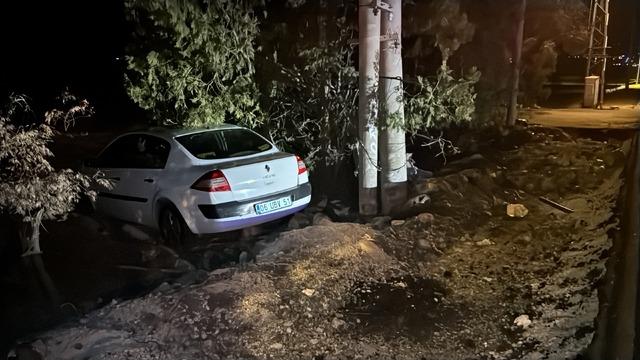 Elazığ da yoldan &ccedil;ıkan otomobildeki 4 kişi yaralandı 3