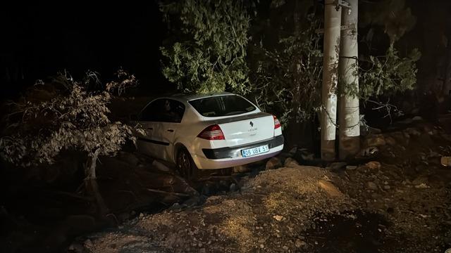 Elazığ da yoldan &ccedil;ıkan otomobildeki 4 kişi yaralandı 1