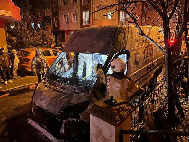 Maltepe de park halindeki 3 ara&ccedil; yandı 1